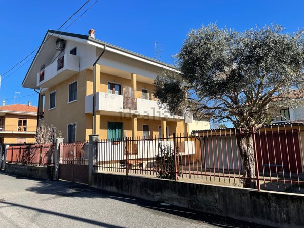 casa indipendente in vendita a Novara