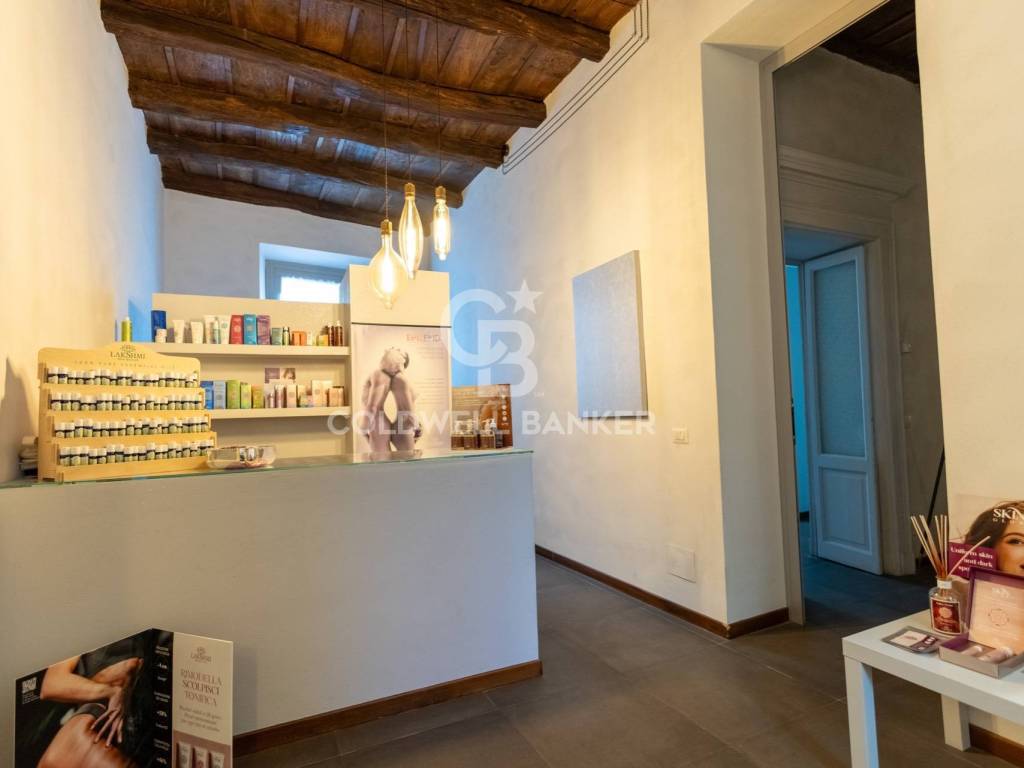 negozio in vendita a Novara in zona Centro Città