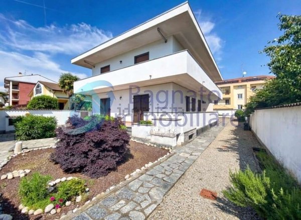 casa indipendente in vendita a Novara in zona Veveri