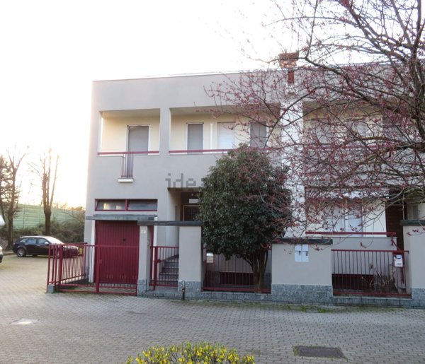 casa indipendente a Novara in zona zona Cittadella - Villaggio Dalmazia