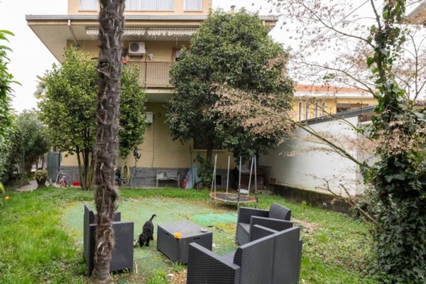 casa indipendente in vendita a Novara in zona Veveri