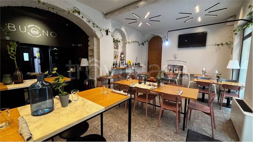 negozio in vendita a Novara in zona Centro Città