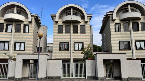 casa indipendente in vendita a Novara in zona zona Agogna - San Paolo