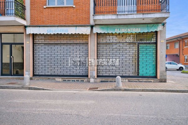 locale commerciale in vendita a Novara in zona Lumellogno