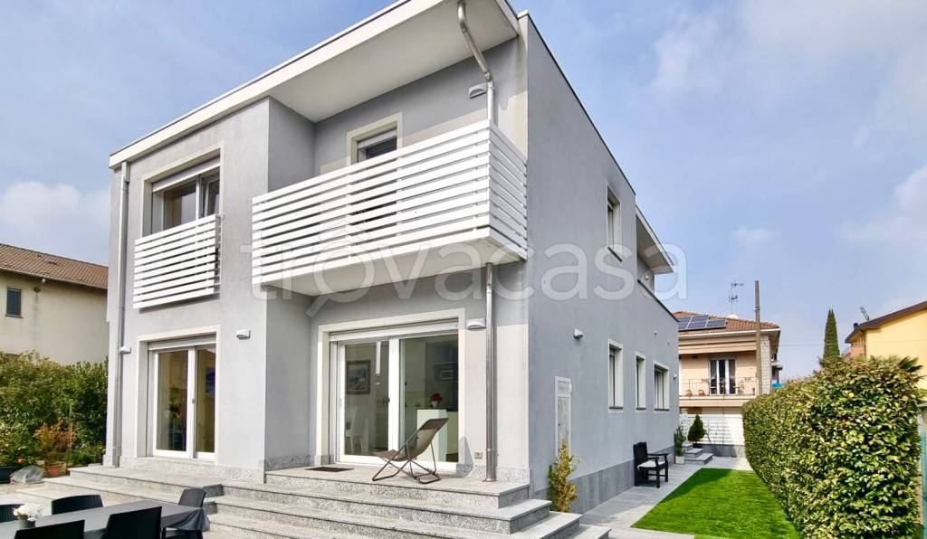 casa indipendente in vendita a Novara