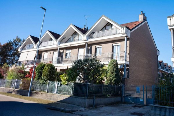 casa indipendente a Novara in zona zona Cittadella - Villaggio Dalmazia