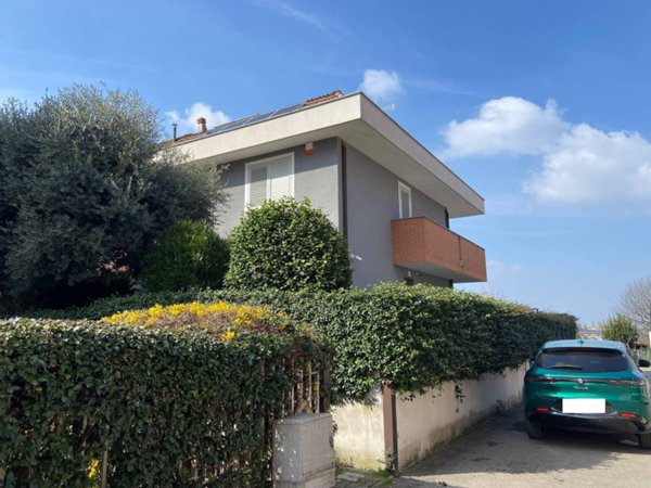 casa indipendente a Novara in zona zona Cittadella - Villaggio Dalmazia