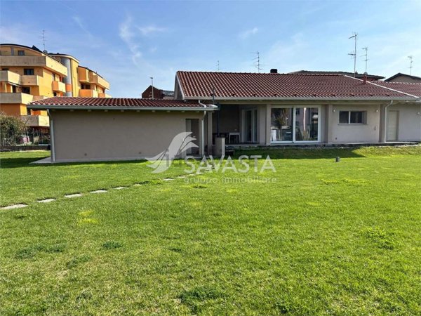 casa indipendente in vendita a Novara