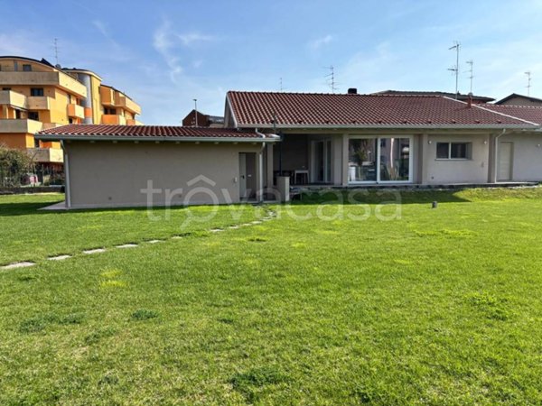 casa indipendente in vendita a Novara in zona Zona Santa Rita