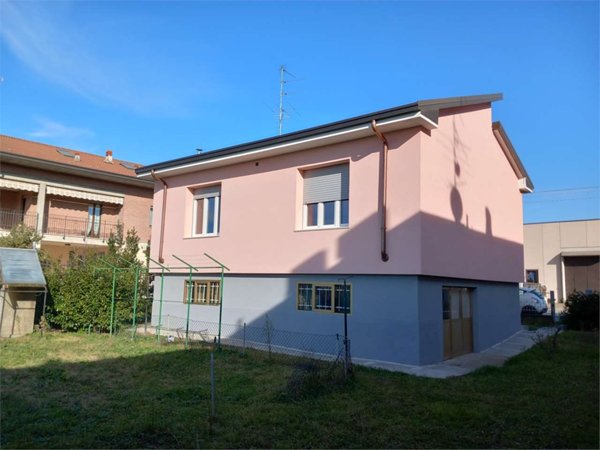 casa indipendente in vendita a Novara in zona Pernate