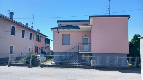 casa indipendente in vendita a Novara in zona Pernate