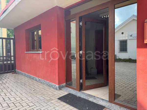 locale commerciale in vendita a Novara in zona Zona Santa Rita