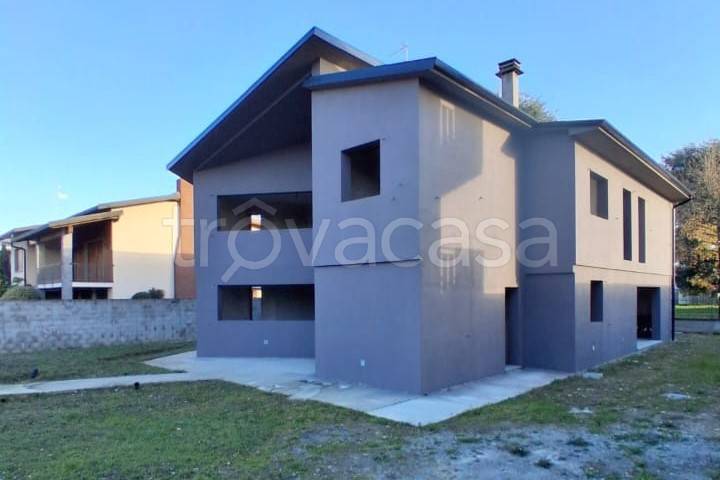 casa indipendente in vendita a Novara in zona Pernate