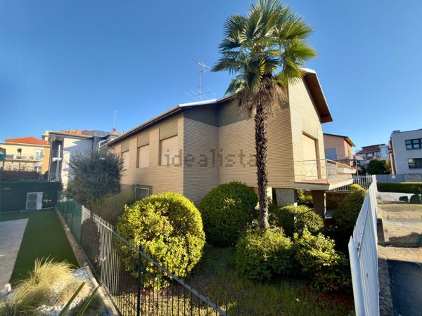 casa indipendente in vendita a Novara