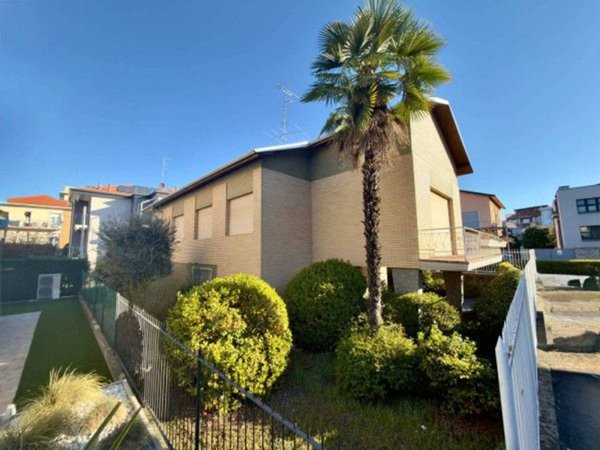 casa indipendente in vendita a Novara in zona zona Agogna - San Paolo