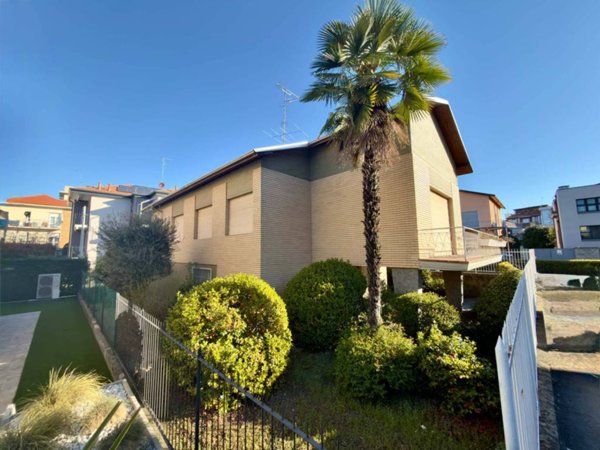 casa indipendente in vendita a Novara in zona zona Agogna - San Paolo