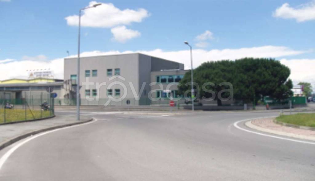 locale commerciale in vendita a Novara in zona zona Sant'Agabio