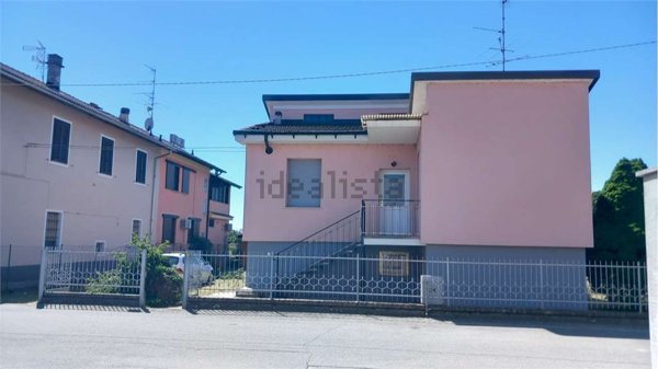 casa indipendente in vendita a Novara