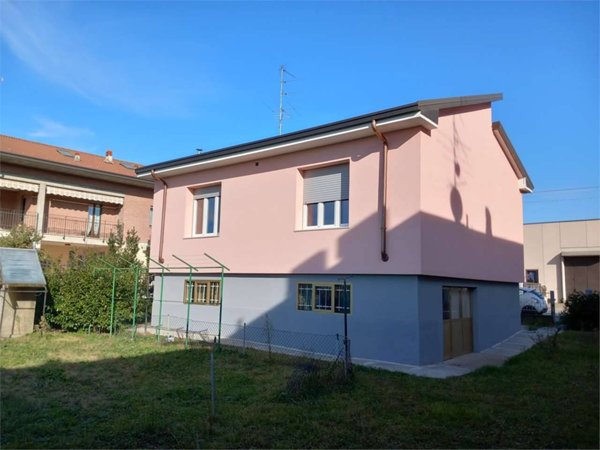 casa indipendente in vendita a Novara in zona Pernate