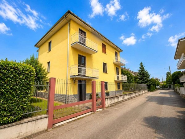 casa indipendente in vendita a Novara in zona Pernate