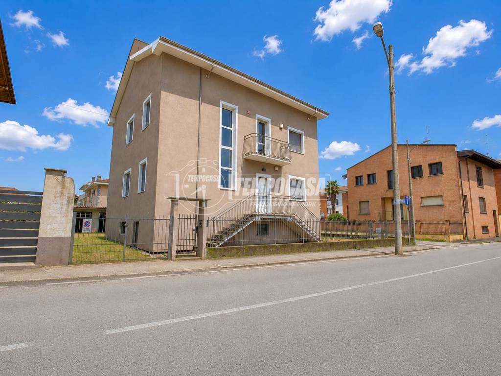 casa indipendente in vendita a Novara in zona Pernate
