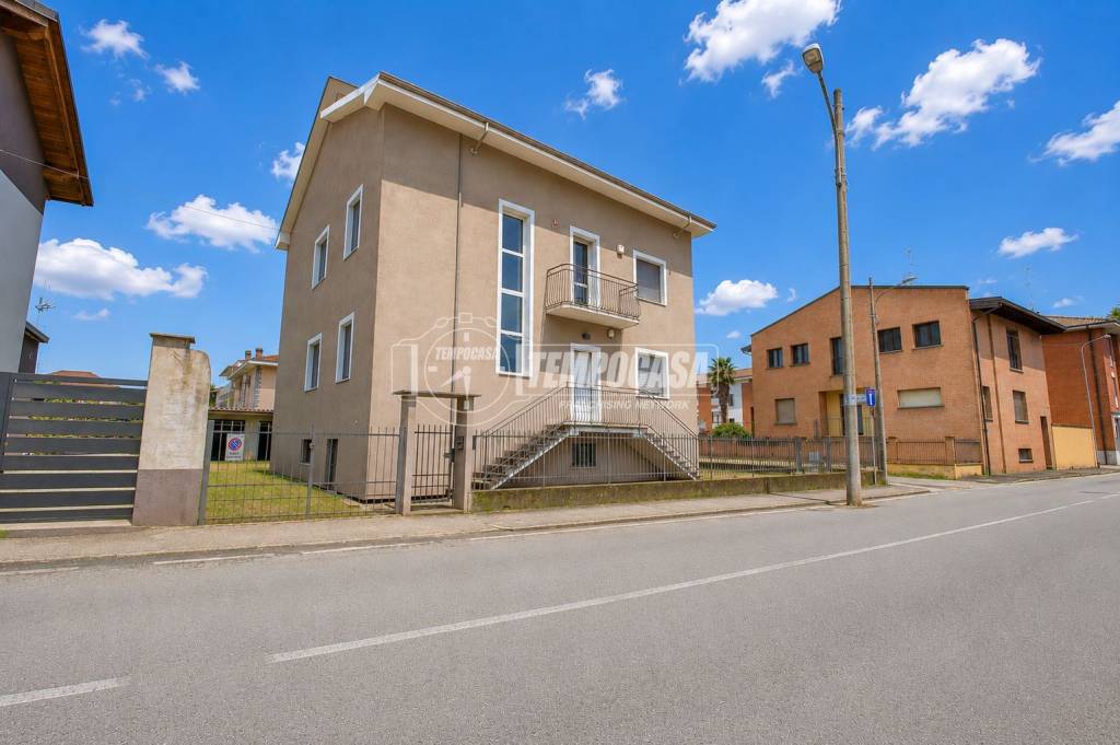 casa indipendente in vendita a Novara in zona Pernate