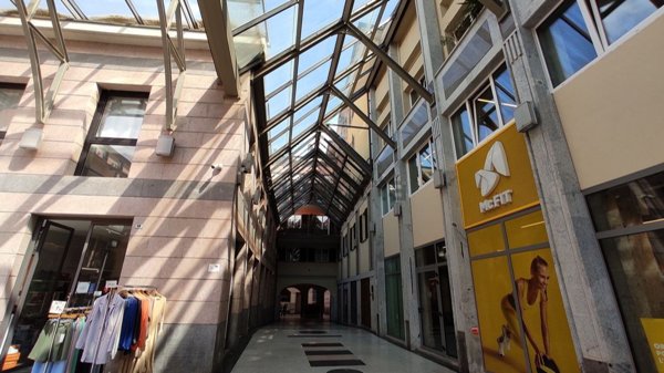 negozio in vendita a Novara in zona Centro Città