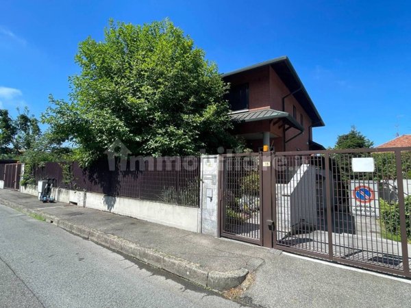 casa indipendente a Novara in zona zona Cittadella - Villaggio Dalmazia