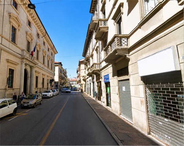 negozio in vendita a Novara in zona Centro Città