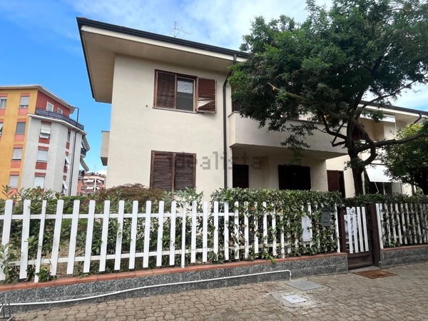 casa indipendente in vendita a Novara in zona zona Porta Mortara