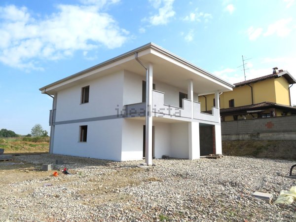 casa indipendente in vendita a Novara in zona Olengo