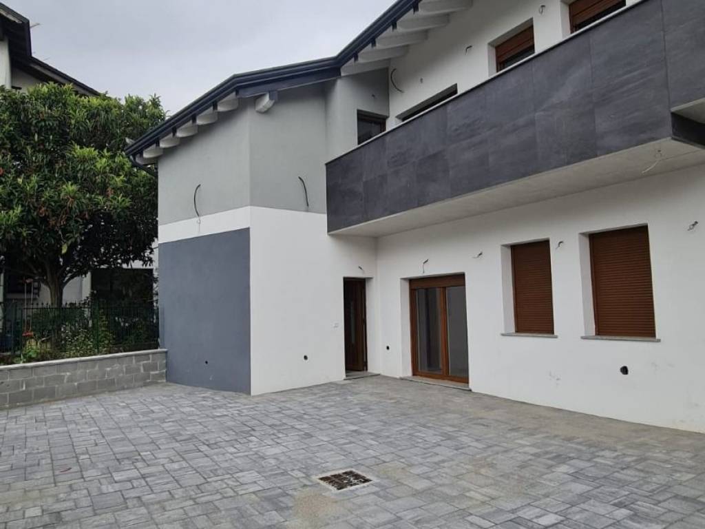 casa indipendente in vendita a Novara in zona Pernate