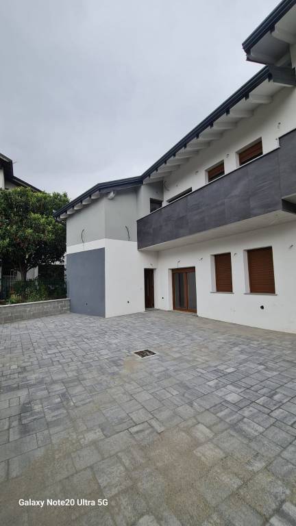 casa indipendente in vendita a Novara in zona Pernate