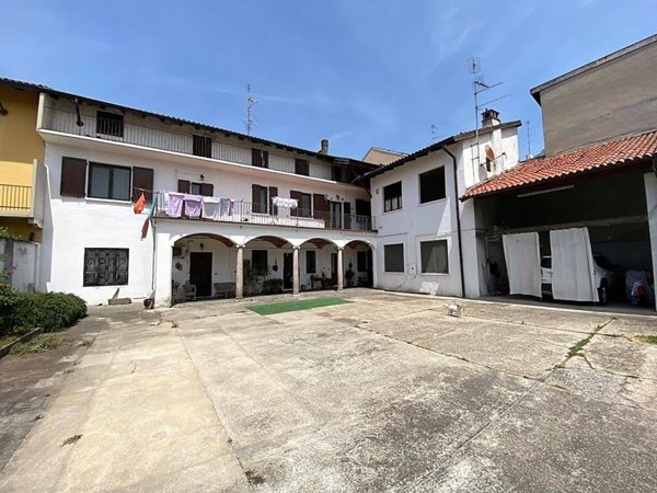 casa indipendente in vendita a Novara in zona Pernate