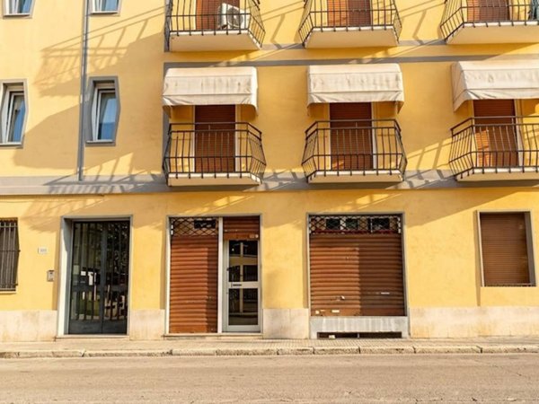 negozio in vendita a Novara in zona zona Cittadella - Villaggio Dalmazia