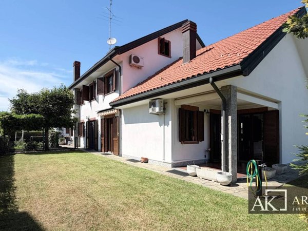 casa indipendente in vendita a Novara in zona Veveri