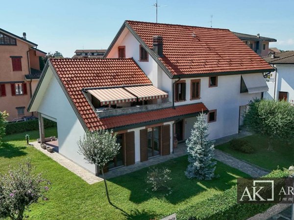 casa indipendente in vendita a Novara in zona Veveri