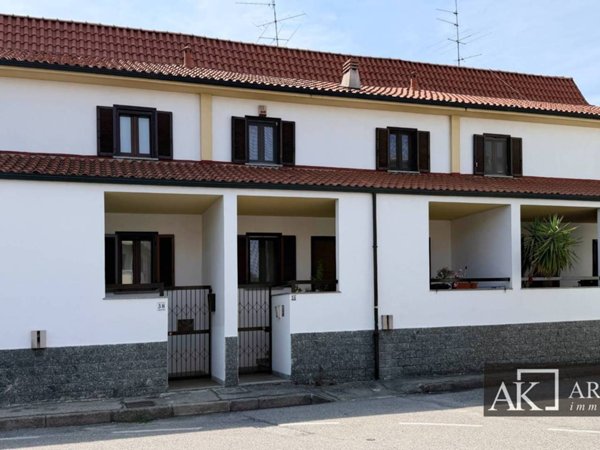 casa indipendente in vendita a Novara in zona Veveri