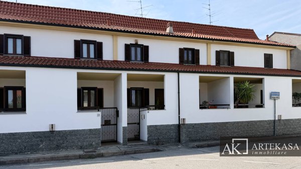 casa indipendente in vendita a Novara in zona Veveri