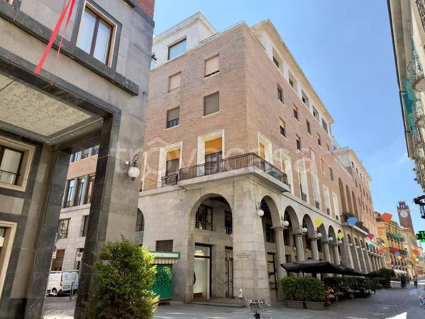 appartamento in vendita a Novara in zona Centro Città