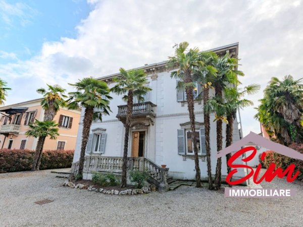 casa indipendente in vendita a Novara in zona Centro Città