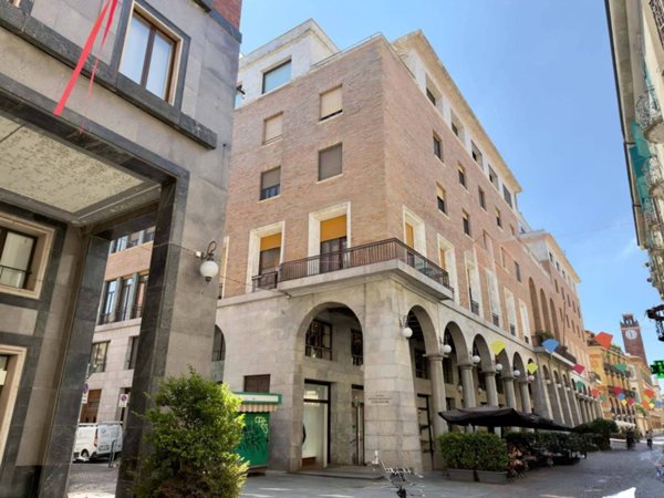appartamento in vendita a Novara in zona Centro Città