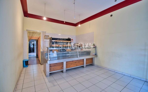 locale commerciale in vendita a Novara