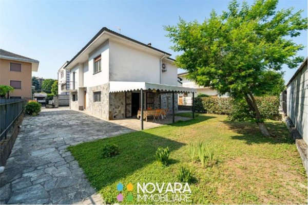 casa indipendente in vendita a Novara