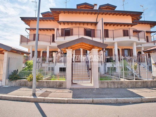casa indipendente a Novara in zona zona Cittadella - Villaggio Dalmazia