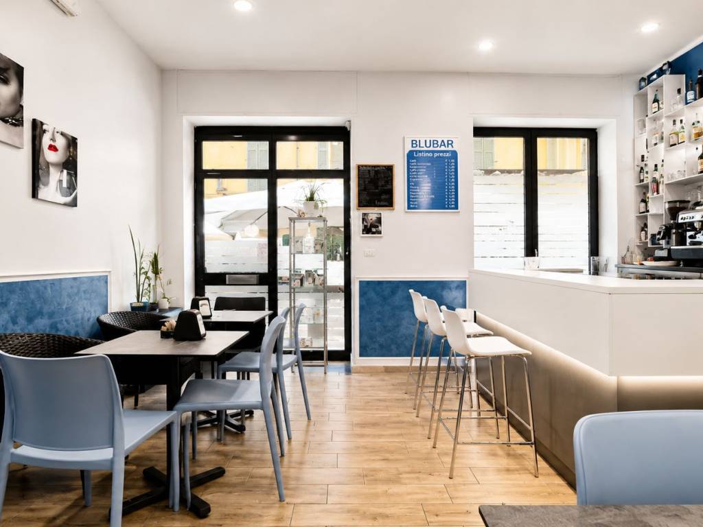 negozio in vendita a Novara in zona Centro Città