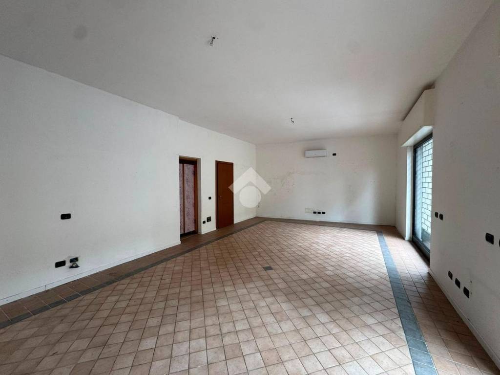 negozio in affitto a Novara in zona zona Sant'Agabio