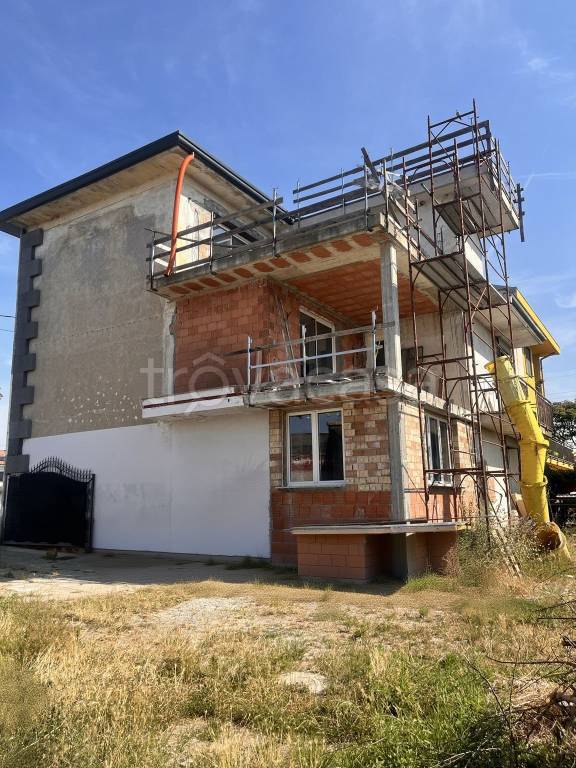 appartamento in vendita a Novara in zona Pernate