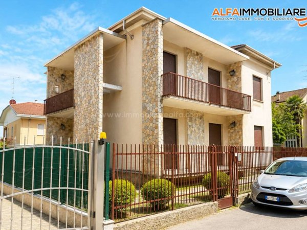 casa indipendente in vendita a Novara in zona Veveri