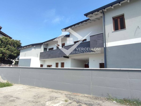 casa indipendente in vendita a Novara in zona Pernate